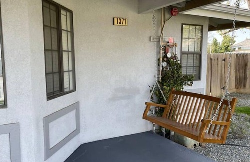 Porterville House | Cozy Home With Sunroom