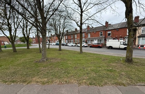 West Bromwich House | Cozy home with WiFi, Table Tennis &Snooker in West Bromwich - 3 bedrooms