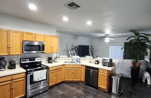 Buena Ventura Lakes House | Cozy house. 3BR/2BA Pool and space for the whole Family. close to all the action