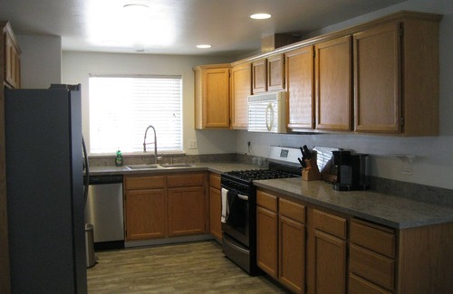 Arlington House | Cozy House with Fully Fenced & AC & Garage for Long & Short Term Rental