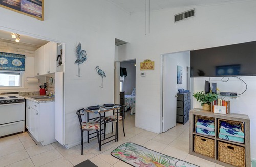 Indian Rocks Beach Cottage | Cozy Indian Rocks Beach Cottage: Steps to Seawall!
