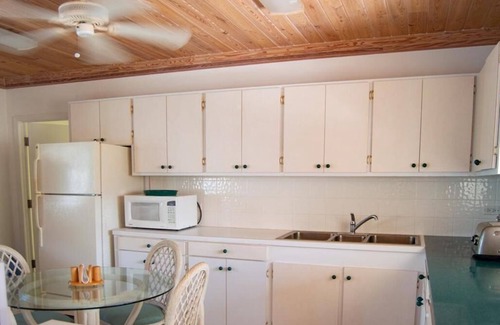Deadmans Cay Apartment | Cozy Island Retreat in Beautiful Garden