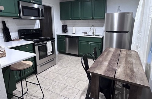Prosser House | Cozy Kampflo Cottage ~ best location, block away from downtown!