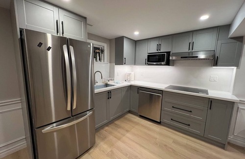 Richmond Hill House | Cozy King size Bedroom with Private Bathroom