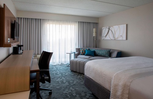 Norcross Hotel | Cozy King Stay! Free Parking, Pets Allowed, Onsite Pool!