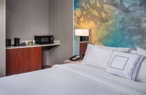 Norcross Hotel | Cozy King Stay! Free Parking, Pets Allowed, Onsite Pool!