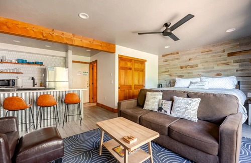 Historic District Apartment | Cozy King Studio off Main St with AC, Patio, Shared Hot Tub & Free Parking!
