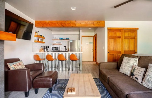Historic District Apartment | Cozy King Studio off Main St with AC, Patio, Shared Hot Tub & Free Parking!