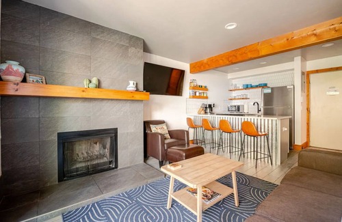 Historic District Apartment | Cozy King Studio off Main St with AC, Patio, Shared Hot Tub & Free Parking!