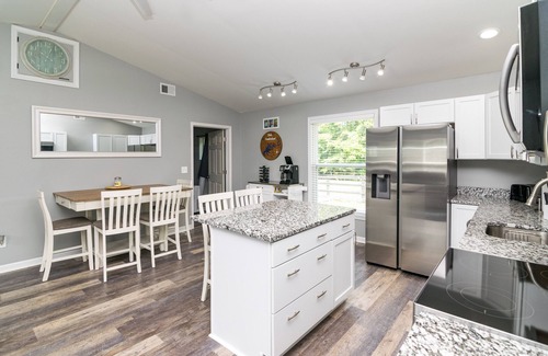 Jamestown Cottage | Cozy Lake Cumberland Retreat with hot tub, just above Jamestown Marina!nnn