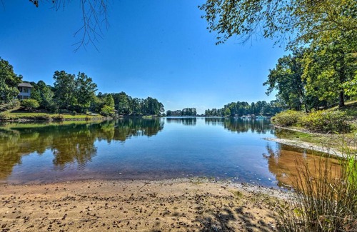 Salem Apartment | Cozy Lake Keowee Condo with Resort Amenities!