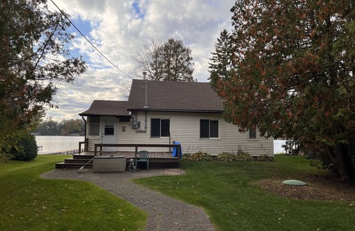 Fenelon Falls Cottage | Cozy lakefront cottage on scenic walking trail