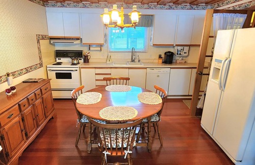 Dunsford Cottage | Cozy Lakefront Cottage in Kawartha Lakes