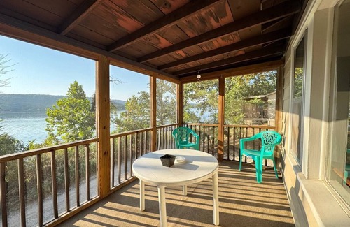 Boulder Point Cabin | Cozy Lakefront Cabin, Pool + Dock. 18 Mins to SDC. Pet friendly!