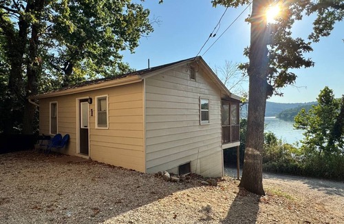 Boulder Point Cabin | Cozy Lakefront Cabin, Pool + Dock. 18 Mins to SDC. Pet friendly!