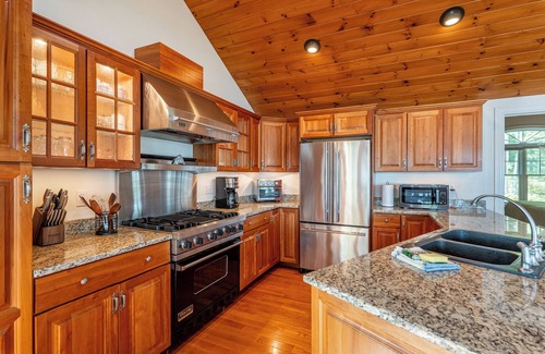 Raymond Cabin | Cozy Lakefront Cabin-Private Dock-Kayaks-Firepit