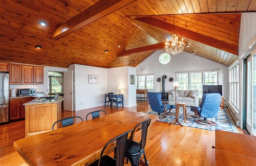 Raymond Cabin | Cozy Lakefront Cabin-Private Dock-Kayaks-Firepit