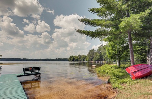 Rhinelander Cottage | Cozy Lakefront Cottage w/ Dock, Kayaks & Views!