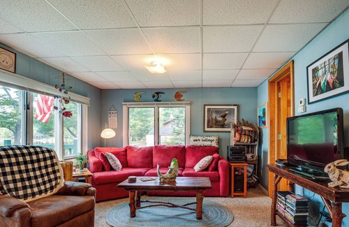 Rhinelander Cottage | Cozy Lakefront Cottage w/ Dock, Kayaks & Views!
