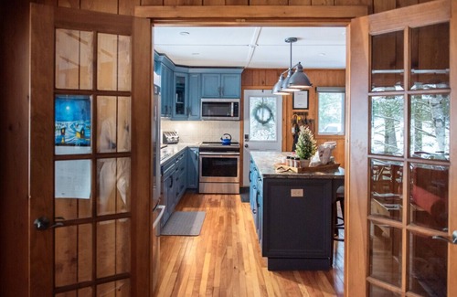 Lake of Bays Cottage | Cozy Lakefront Cottage: Views-Hot Tub-Pet Friendly