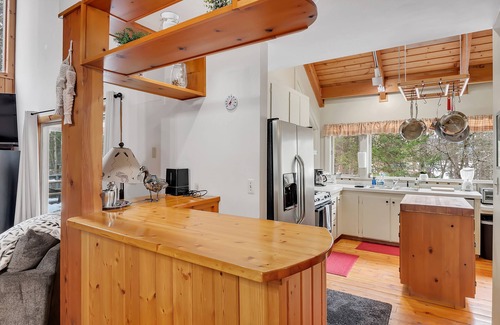 Hadley House | Cozy Lakefront Home on Great Sacandaga – Year-Round Fun