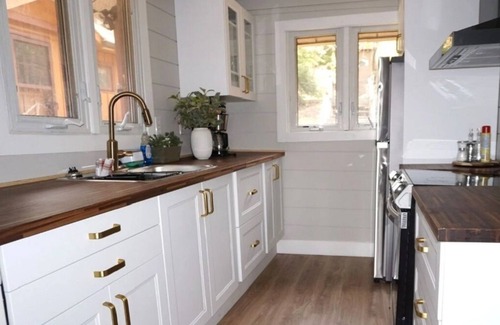 Bracebridge Cottage | Cozy lakefront private cottage in the heart of Muskoka.Pet friendly.Four season.
