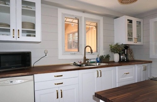 Bracebridge Cottage | Cozy lakefront private cottage in the heart of Muskoka.Pet friendly.Four season.