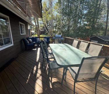 Windermere House | Cozy lakeside Cottage on 3 Mile Lake with Wifi