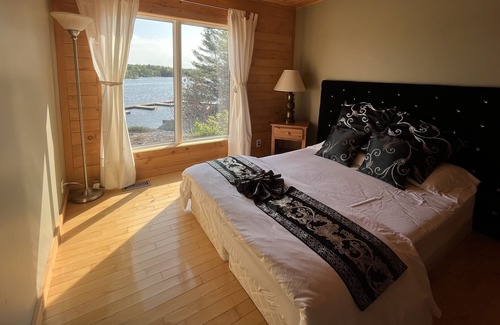 Georgian Bay Cottage | Cozy Lakeside Cottage on Go Home Lake