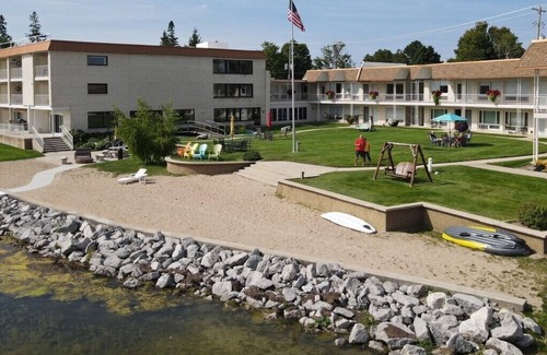 Conway Condo | Cozy Lakeside Studio Condo + Private Boat Dock