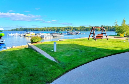 Conway Condo | Cozy Lakeside Studio Condo + Private Boat Dock