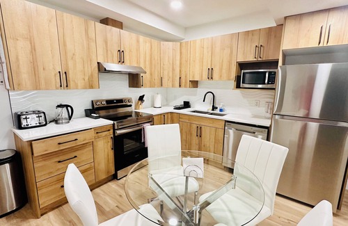 Southwest Edmonton House | Cozy Legal BSMT Suite| Sleeps 6| YEG Airport| West Edmonton Mall