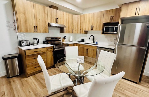 Southwest Edmonton House | Cozy Legal BSMT Suite| Sleeps 6| YEG Airport| West Edmonton Mall