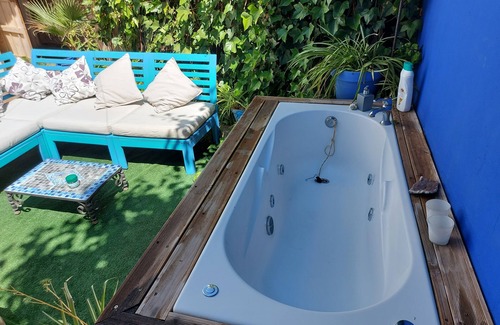 Alora House | Cozy little House with Private garden in Artestación . WIFI. PARKING
