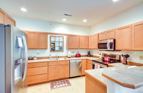 Livingston Condo | Cozy Livingston Condo w/Balcony & Mtn View!