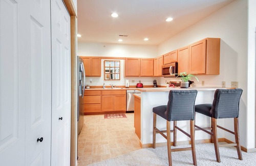 Livingston Condo | Cozy Livingston Condo w/Balcony & Mtn View!