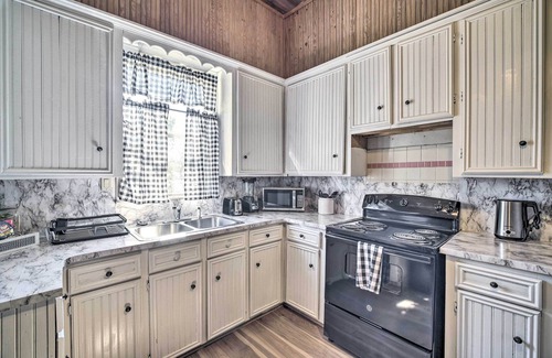 Livingston House | Cozy Livingston House w/Fenced Yard + Patio!