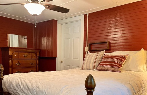 Forestport House | Cozy lodge in Otter Lake, 15 minutes from Old Forge.nPet Friendly
