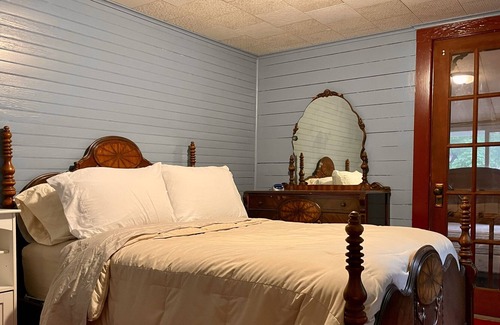 Forestport House | Cozy lodge in Otter Lake, 15 minutes from Old Forge.nPet Friendly