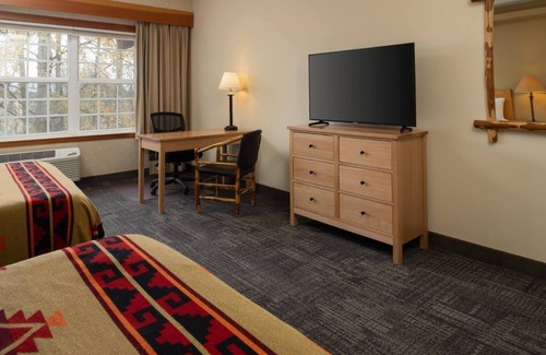 Vancouver Hotel | Cozy Lodge-Styled Room w/Comfortable Bed & Keurig Coffee Maker