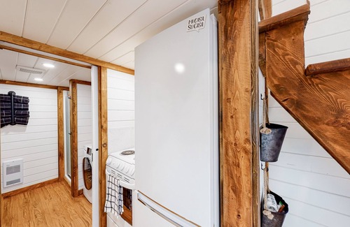 Christina Lake House | Cozy loft home with modern design, deck, hammock, outdoor shower, and AC