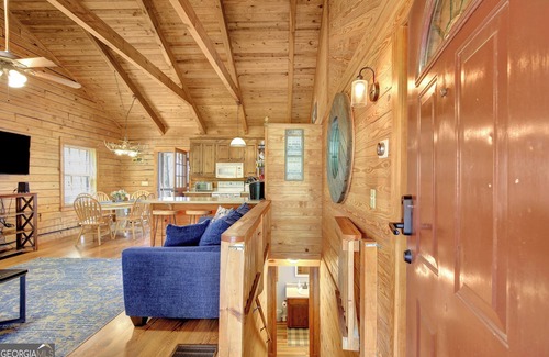Pine Mountain Valley Cabin | Cozy Log Cabin tucked away in Warm Springs! Near Callaway and FDR