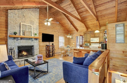 Pine Mountain Valley Cabin | Cozy Log Cabin tucked away in Warm Springs! Near Callaway and FDR