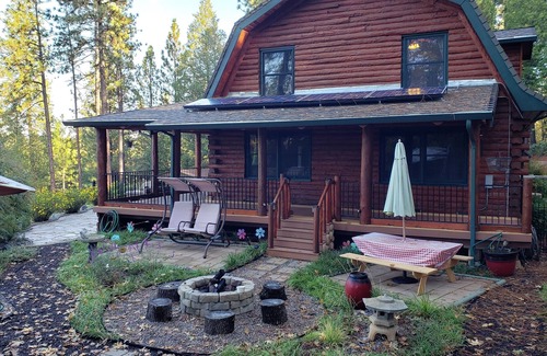 Pine Grove House | Cozy Log Cabin with a Touch of Luxury
