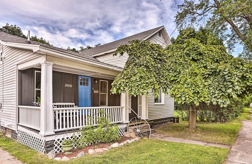Manistee House | Cozy Manistee Home: Walk to Beach & Downtown!