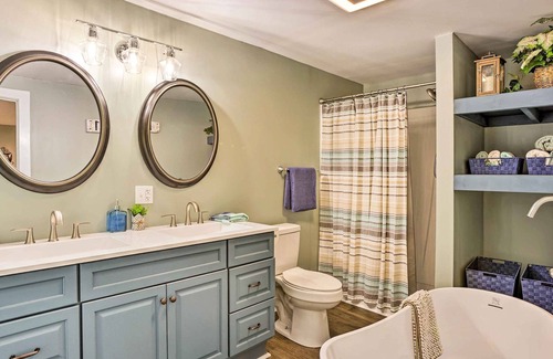 Manistee House | Cozy Manistee Home: Walk to Beach & Downtown!