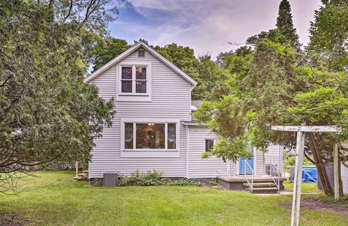 Manistee House | Cozy Manistee Home: Walk to Beach & Downtown!