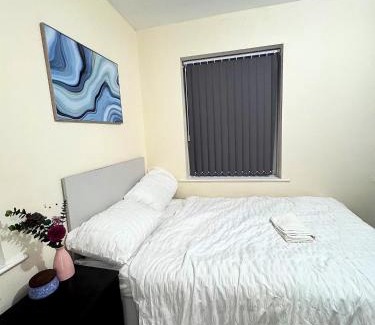 Preston House | Cozy modern 2 bedroom apartment with comfortable lounge