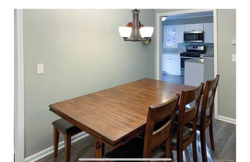 Higgins Lake House | Cozy modern 4 bedroom, 10 min walk to beach & sunset