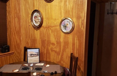 Oscar Cabin | Cozy modern 700 sq ft cabin on US Hwy 70 & 81- 8 MI to Waurika Lake & Red River